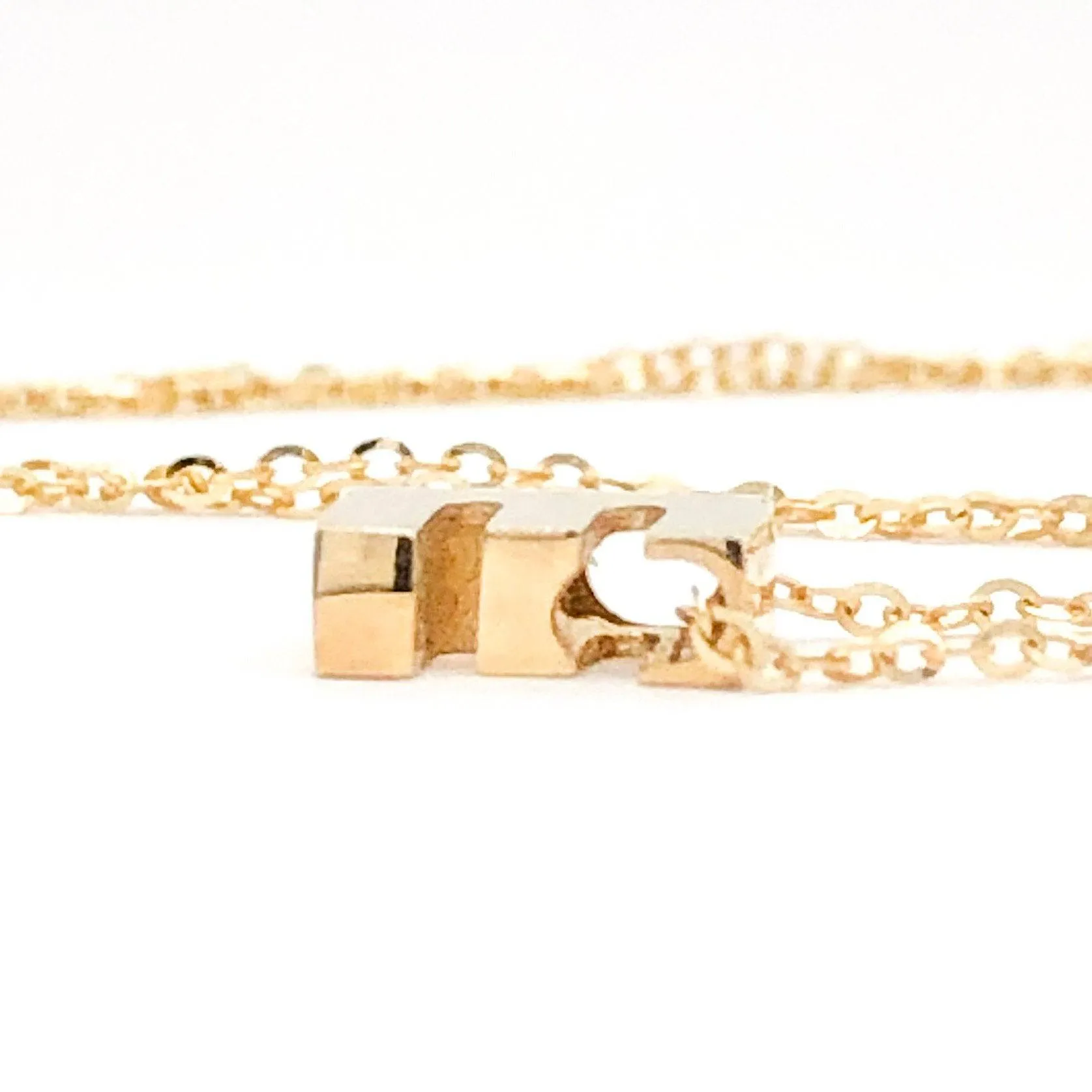 14K Y Gold initial 'E' pendant
