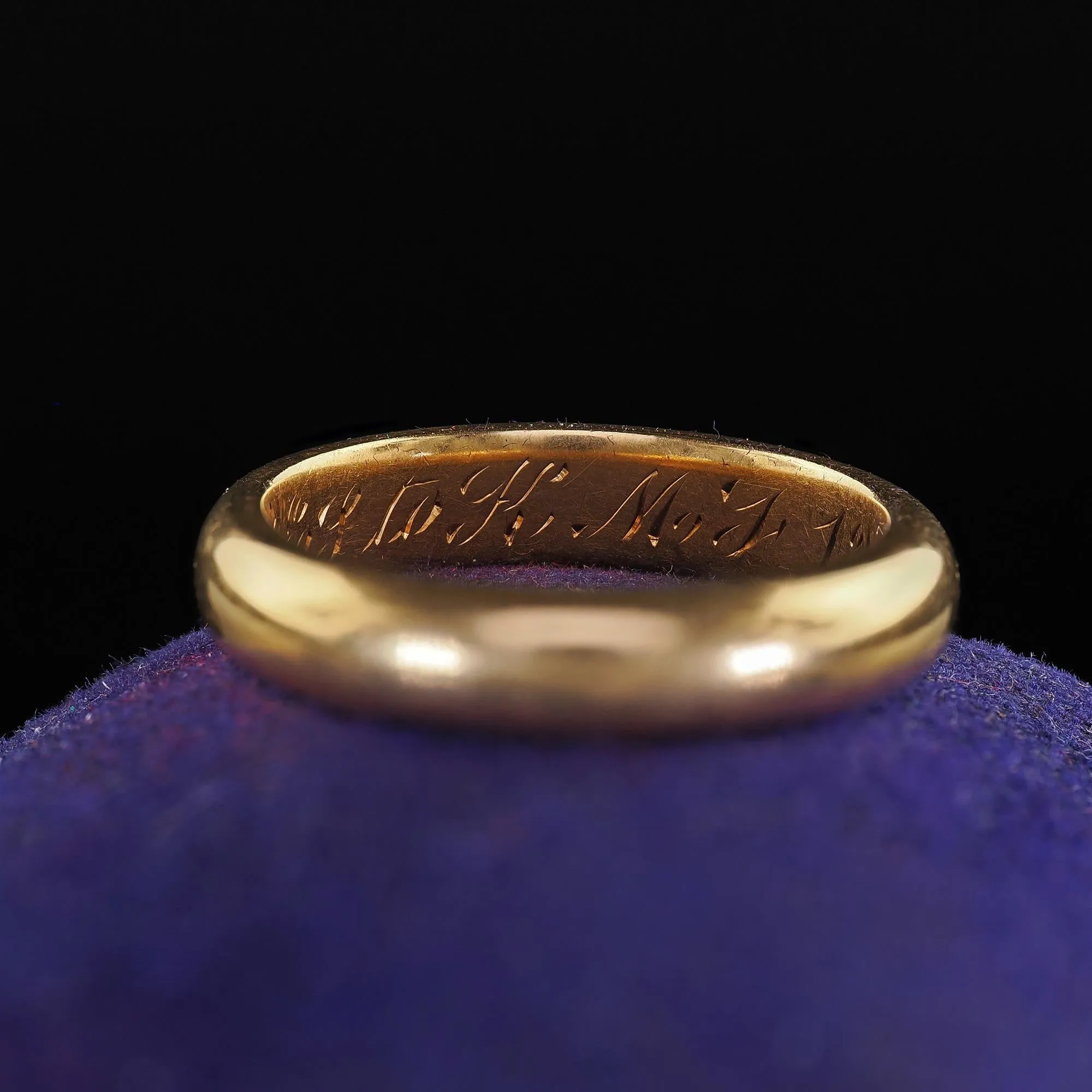 Antique Art Deco 18K Yellow Gold Classic Engraved Wedding Band - Circa 1917