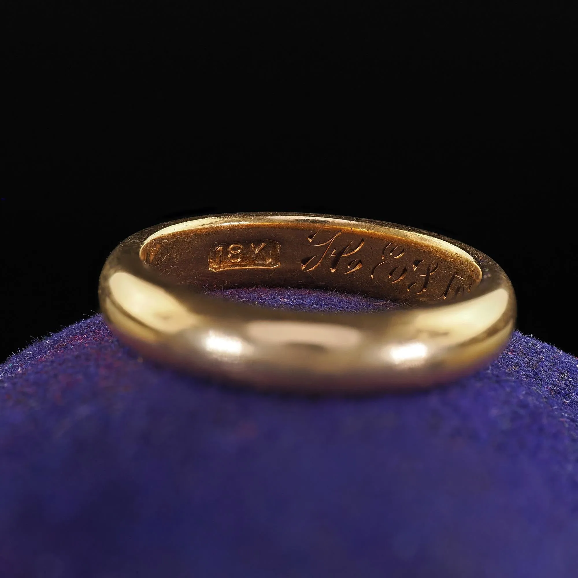 Antique Art Deco 18K Yellow Gold Classic Engraved Wedding Band - Circa 1917